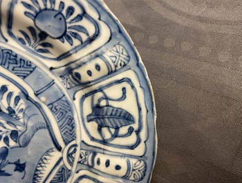 Un plat et deux assiettes en porcelaine de Chine en bleu et blanc de type kraak &agrave; d&eacute;cor de canards, Wanli